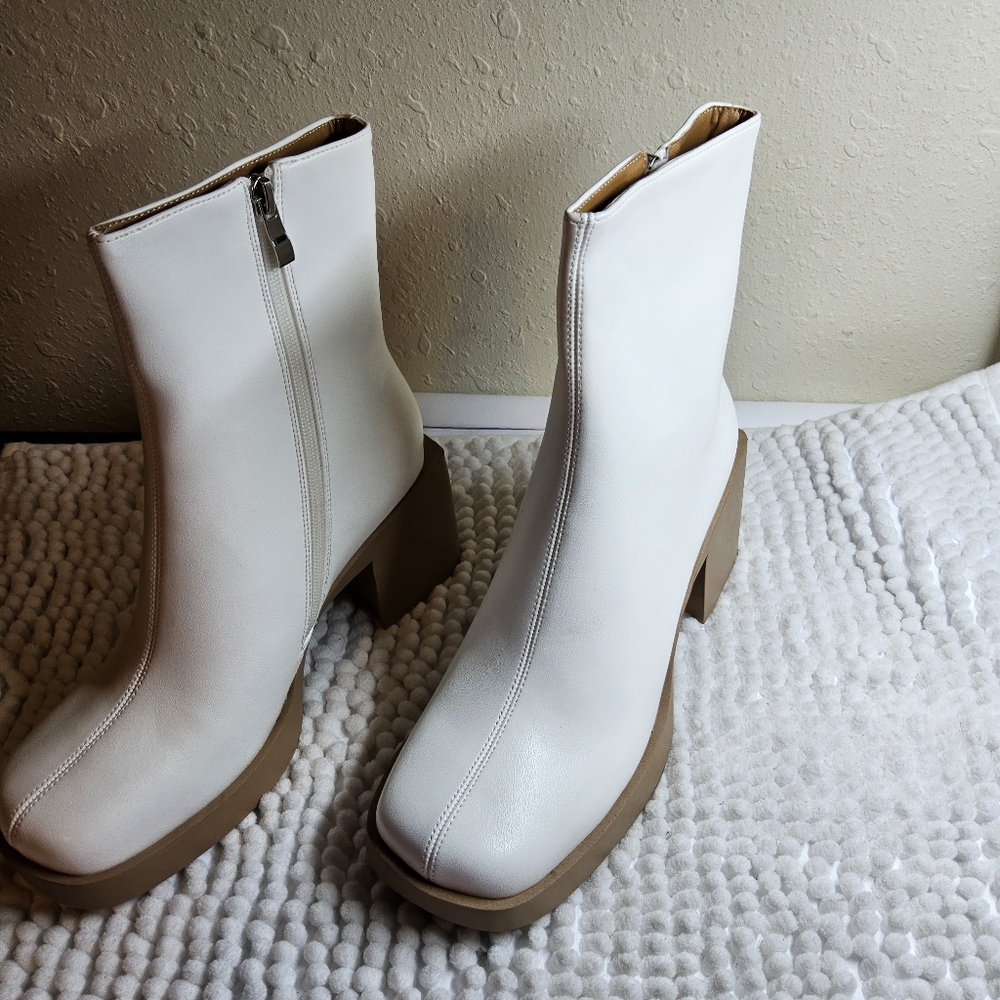 Isnom white boots